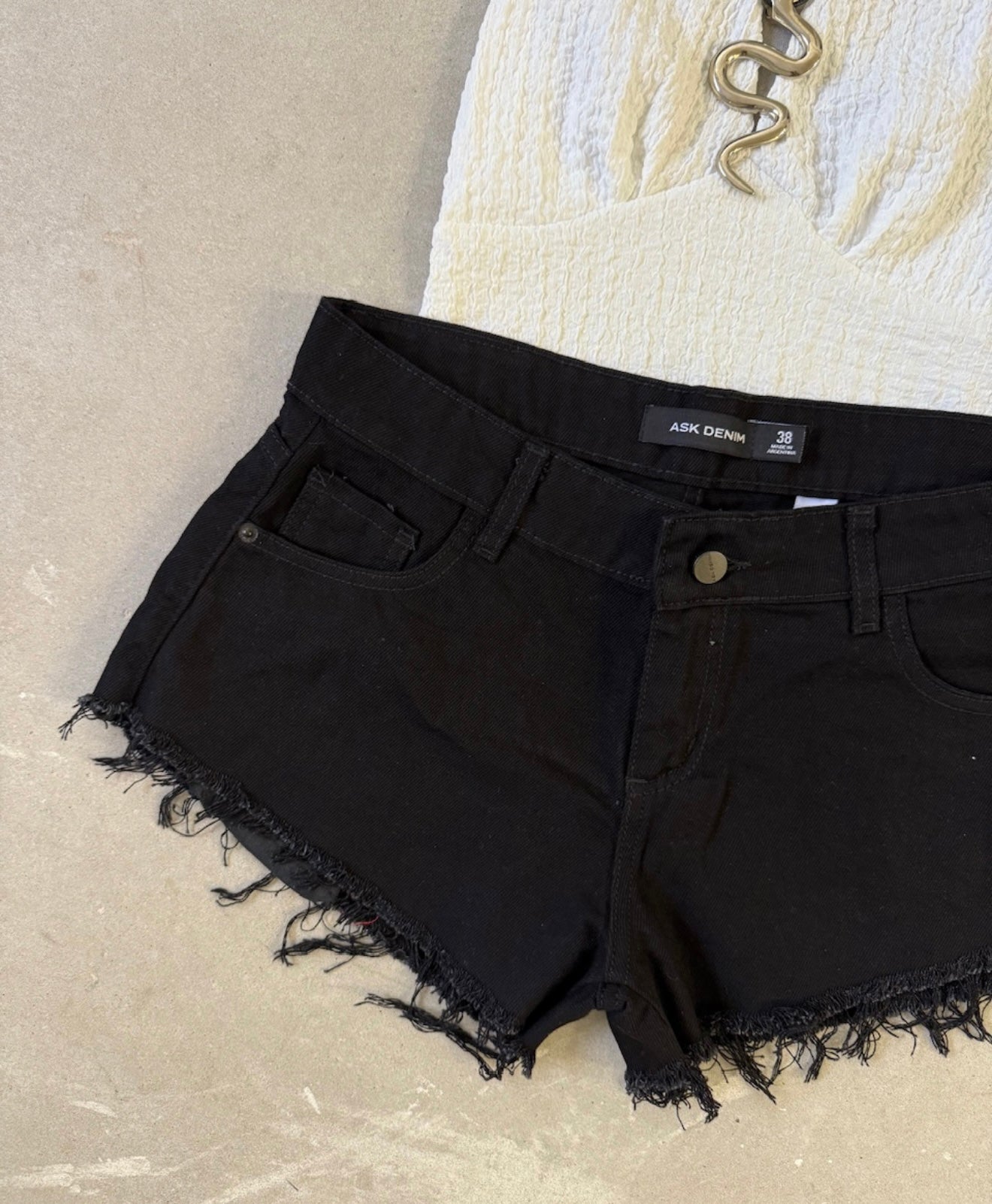 SHORT INTENSE BLACK